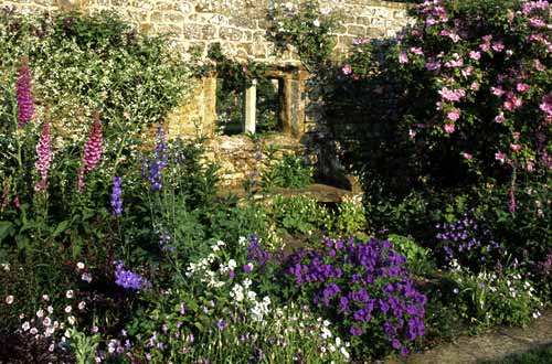 Broughton Castle gardens